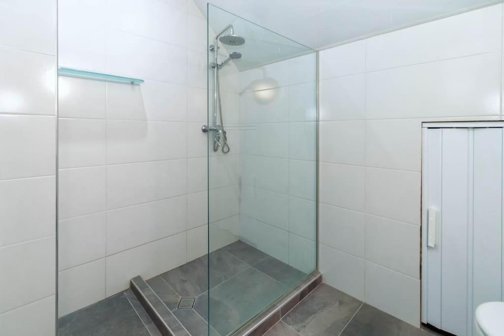 Sunny 2-Bedroom Maisonette Varna & Parking エクステリア 写真
