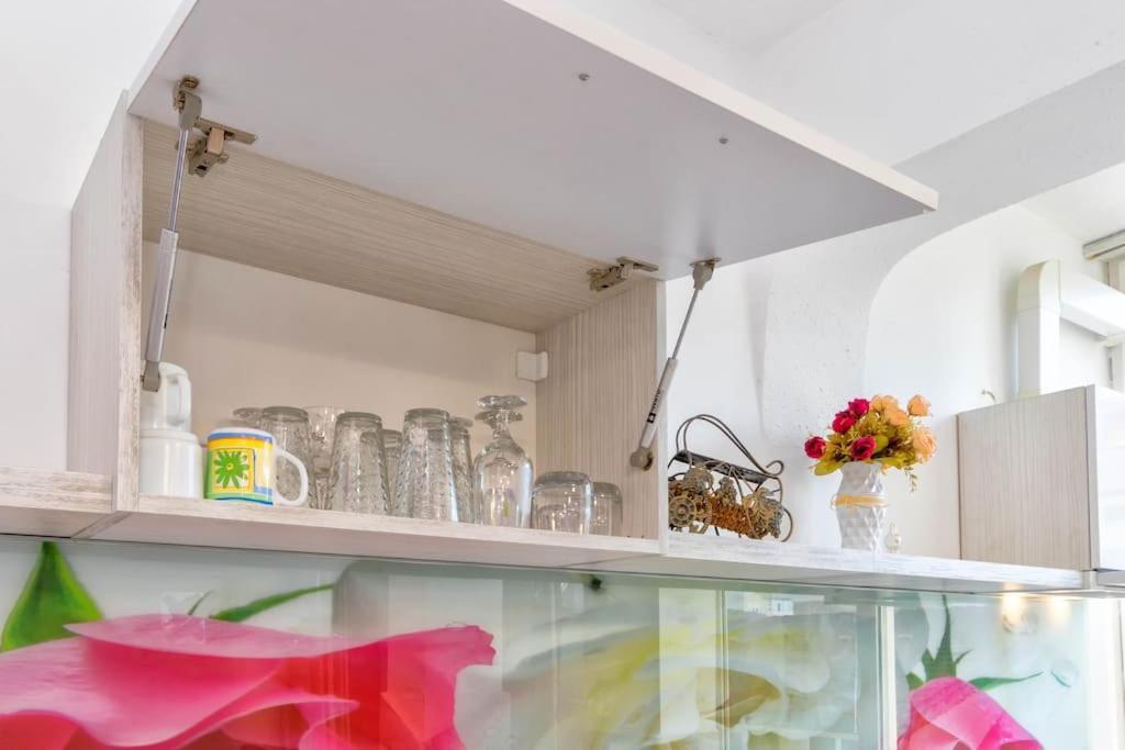 Sunny 2-Bedroom Maisonette Varna & Parking エクステリア 写真